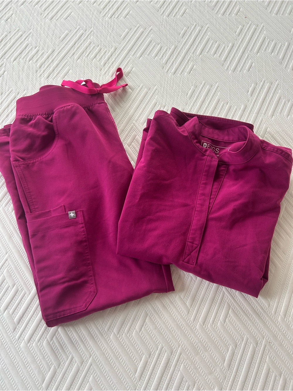 FIGS Women’s Magenta Scrub Set XSP